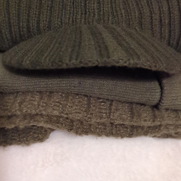 Men's Classic Olive Green Two Hats One Scarf - Picture 3 of 4